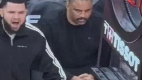 字母哥一节狂砍25分闪耀舞台，AJ-格林盛赞其为榜样先锋